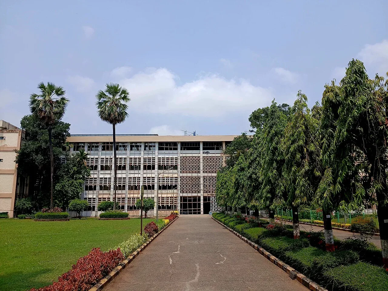 Main building in IIT Bombay.jpg